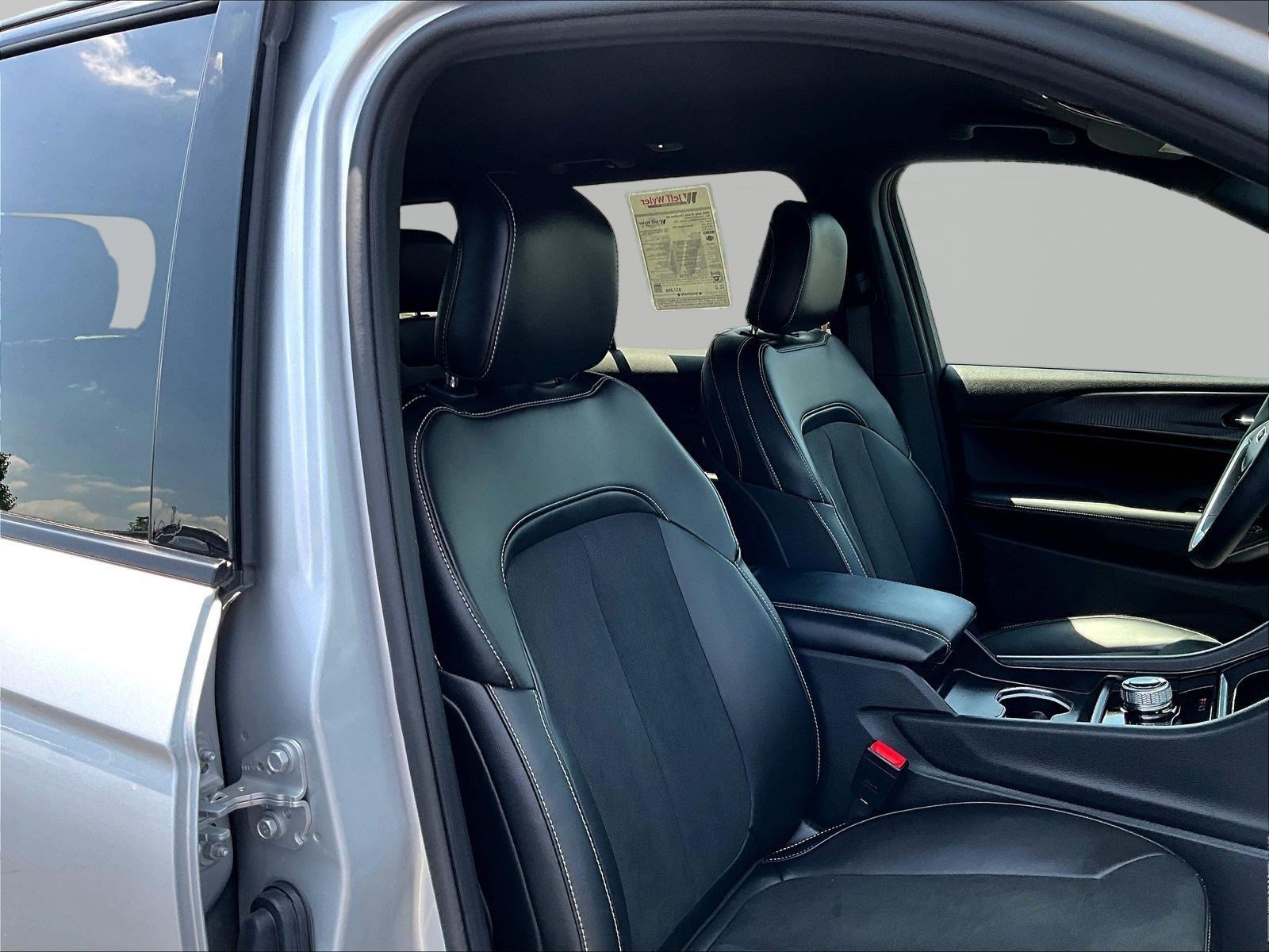 Used 2025 Jeep Grand Cherokee Altitude AWD/4WD image 29