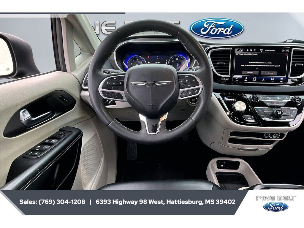 Used 2023 Chrysler Pacifica Touring-L image 5