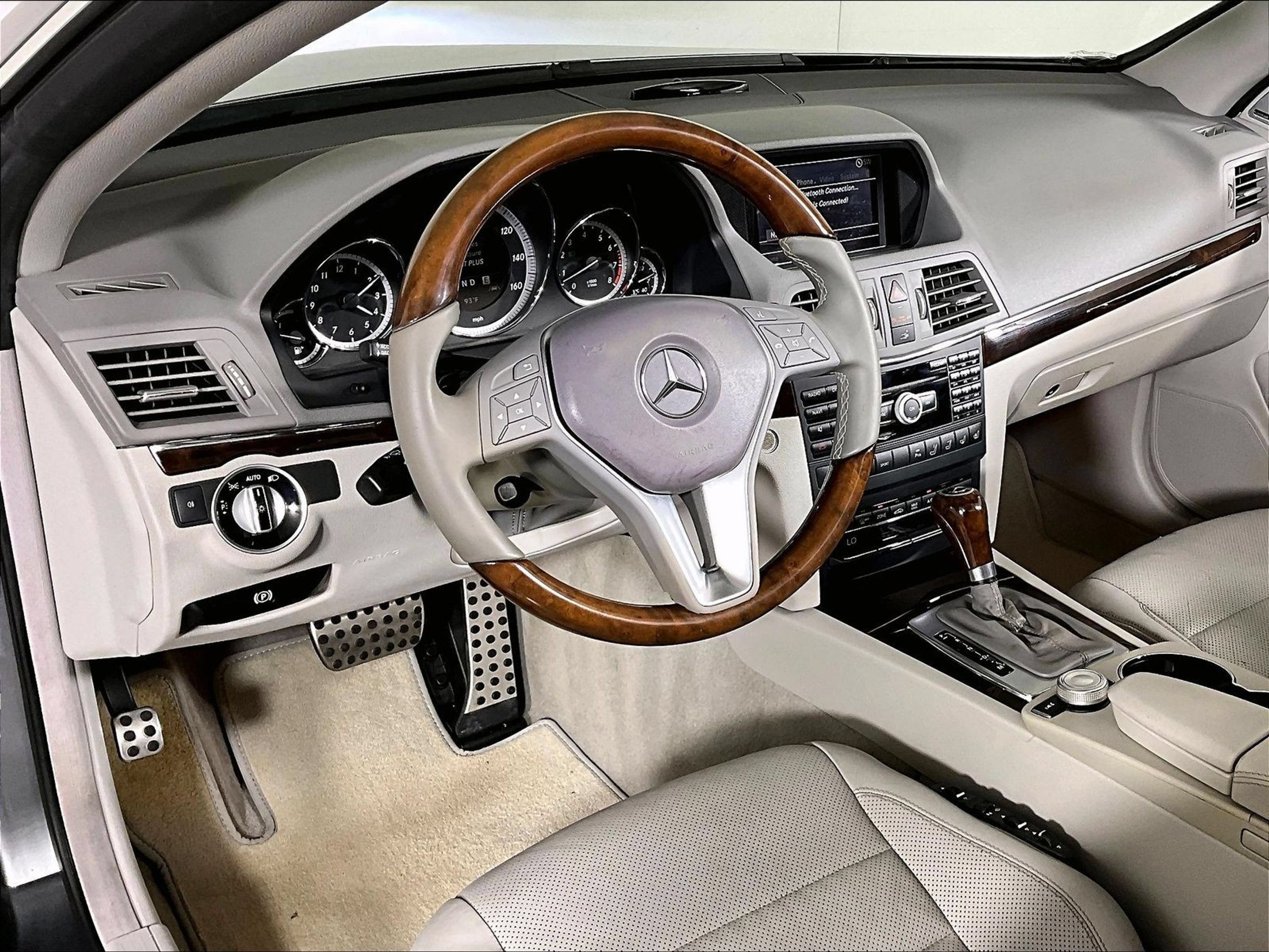 Used 2012 Mercedes-Benz E 550 Cabriolet image 4