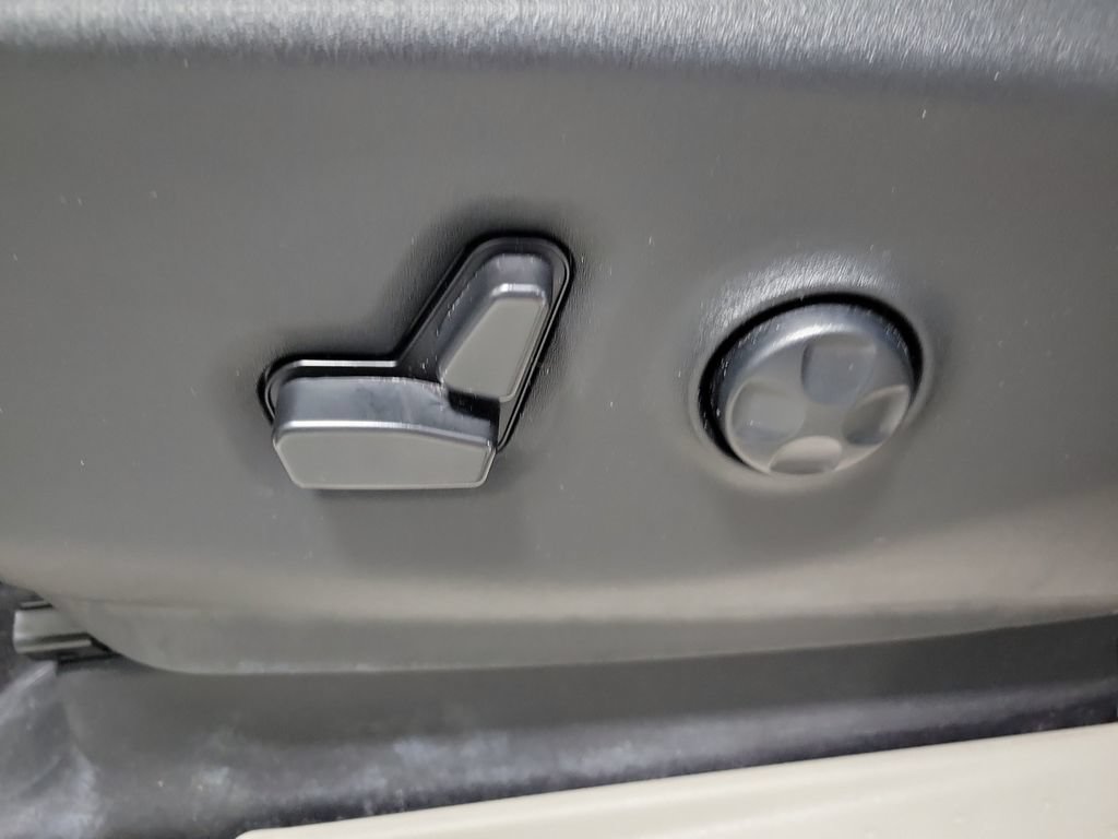 Used 2023 Chrysler Pacifica Touring-L FWD image 31