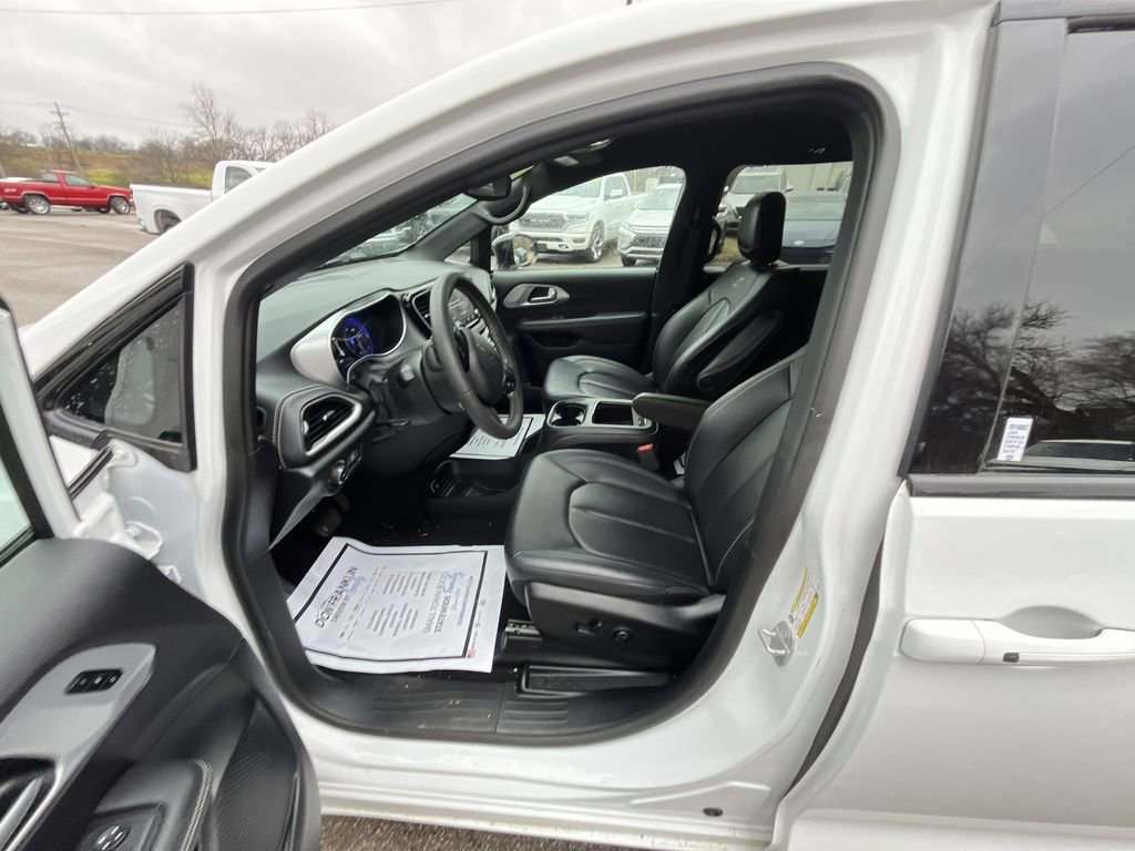 Used 2024 Chrysler Pacifica Touring-L w/ S Appearance Package FWD image 11