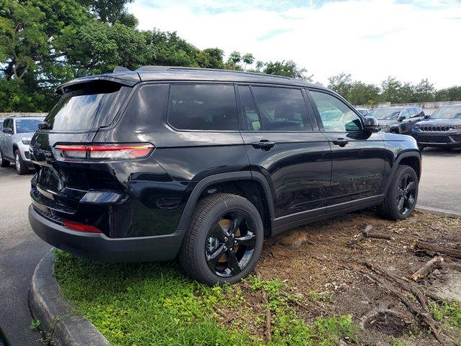 New 2024 Jeep Grand Cherokee L Altitude RWD image 4