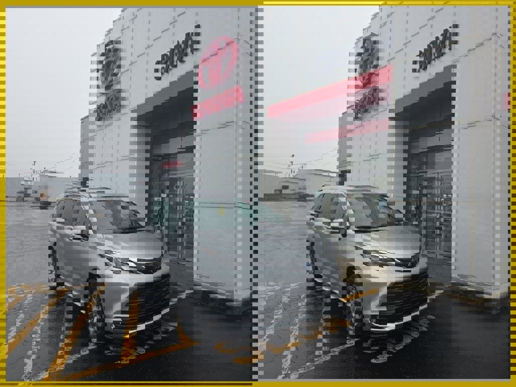 Used 2025 Toyota Sienna XLE image 1