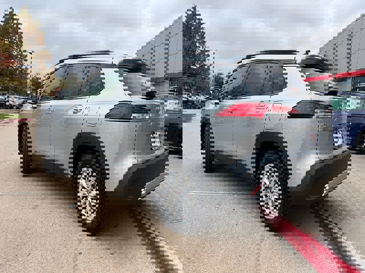 Used 2025 Toyota Corolla Cross LE image 8