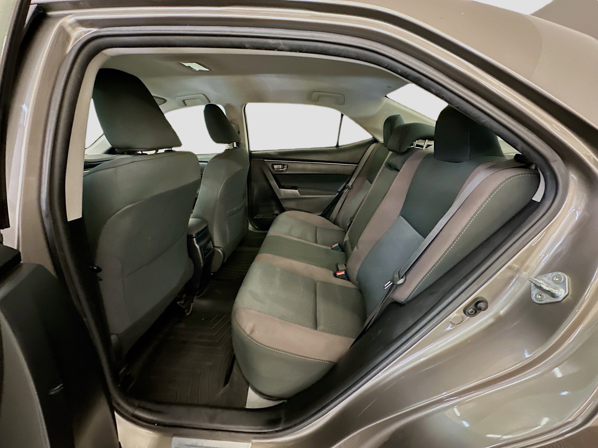 Used 2018 Toyota Corolla LE w/ Body Protection Package FWD image 28
