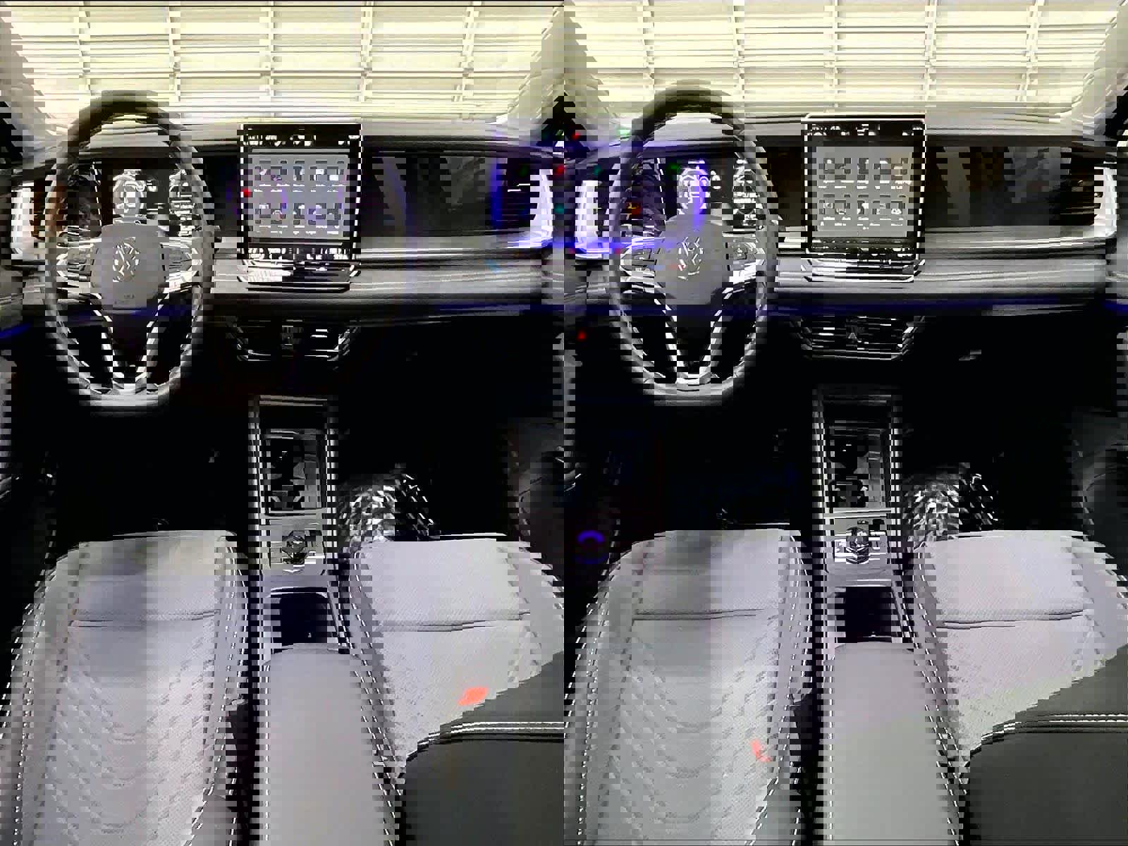 Used 2025 Volkswagen Tiguan SE w/ Panoramic Sunroof Package image 18