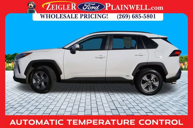 Used 2022 Toyota RAV4 XLE image 2