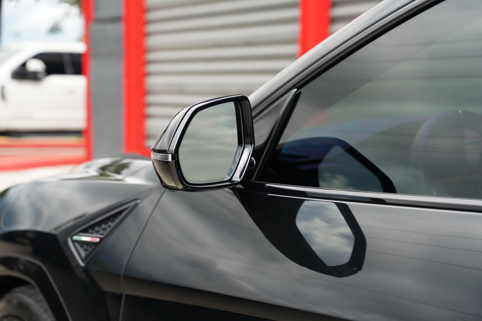 Used 2019 Lamborghini Urus AWD/4WD image 4