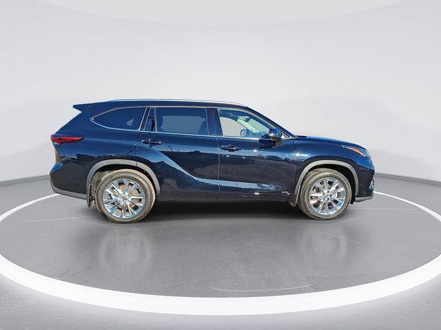 Certified 2026 Toyota Highlander Limited AWD/4WD image 10