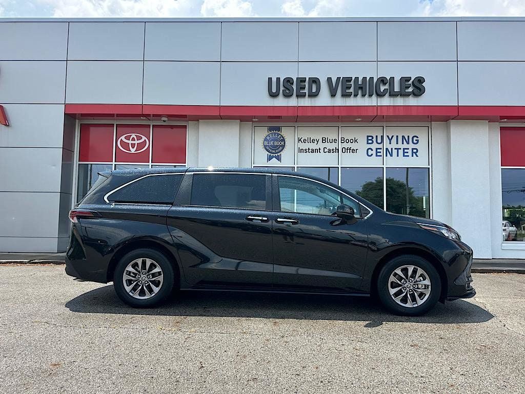 Certified 2025 Toyota Sienna XLE FWD image 6