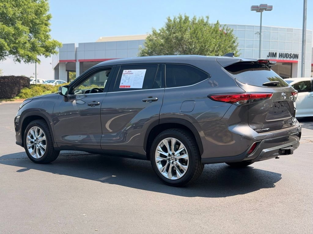 Used 2023 Toyota Highlander Limited FWD image 11