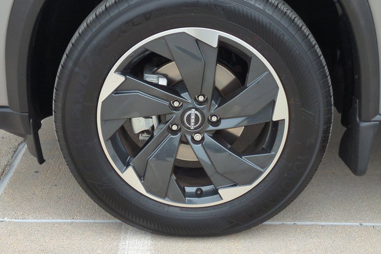 Certified 2025 Nissan Rogue SV image 26