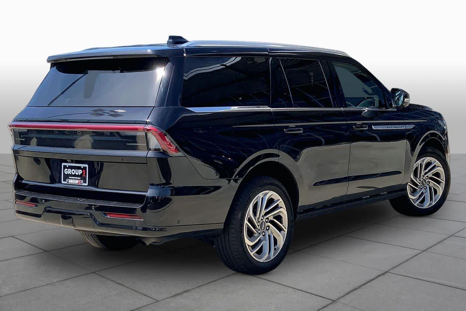 Used 2025 Lincoln Navigator Reserve AWD/4WD image 12