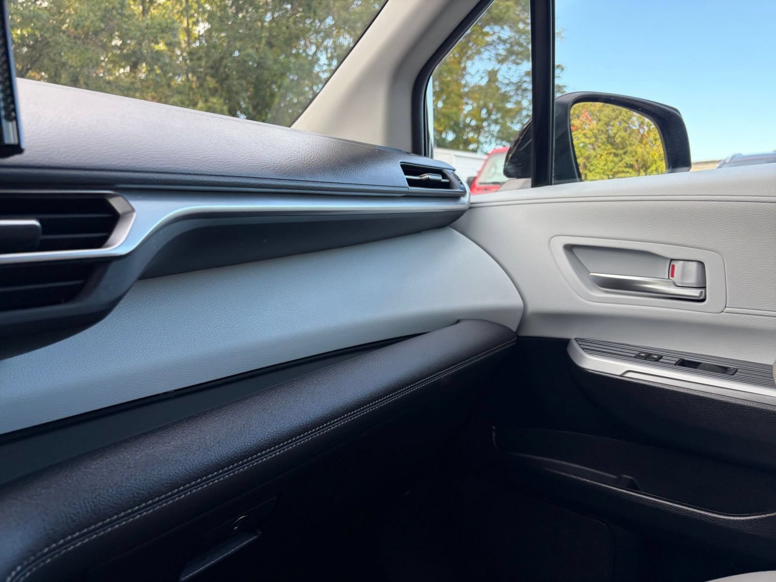 Used 2025 Toyota Sienna XLE FWD image 37