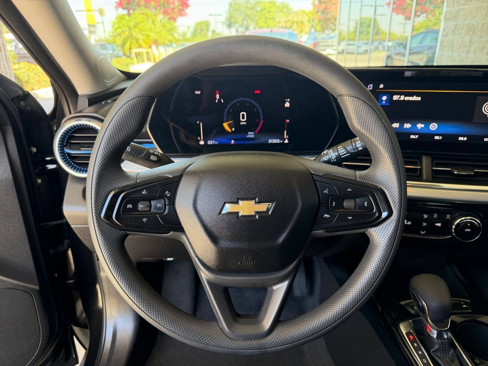 Used 2025 Chevrolet Trax LT FWD image 27