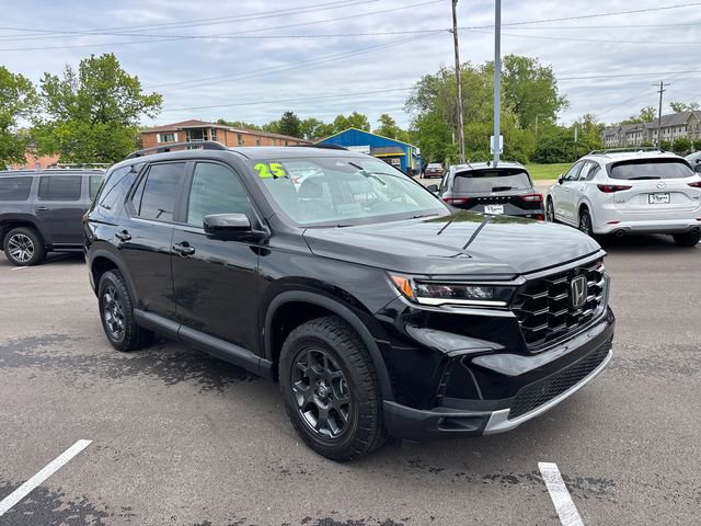 Used 2025 Honda Pilot TrailSport image 2