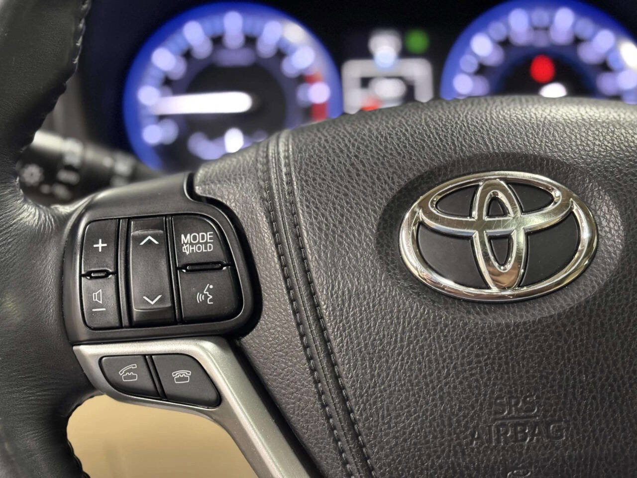 Used 2014 Toyota Highlander Limited w/ Driver Technology Package AWD/4WD image 32