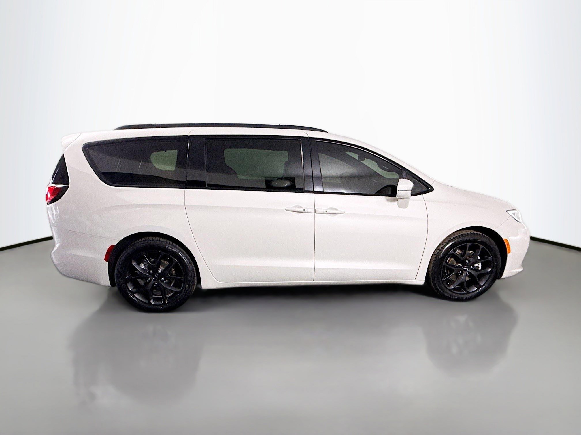 Used 2021 Chrysler Pacifica Touring-L w/ Uconnect Theater Family Group image 11