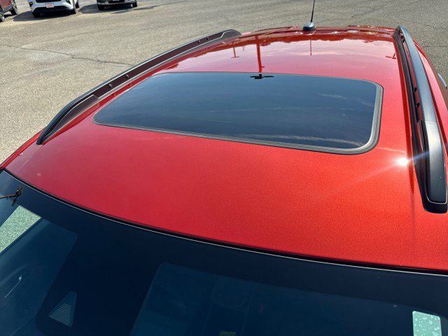 Used 2024 Chevrolet Trax LT w/ Sunroof Package image 9