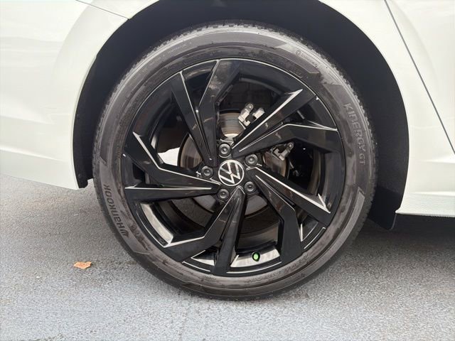 Certified 2025 Volkswagen Jetta SE w/ Sunroof Package image 9