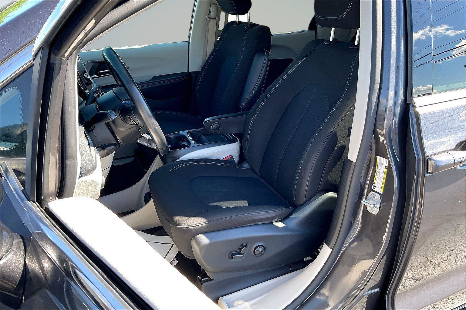 Used 2021 Chrysler Pacifica Touring w/ Cold Weather Group FWD image 23