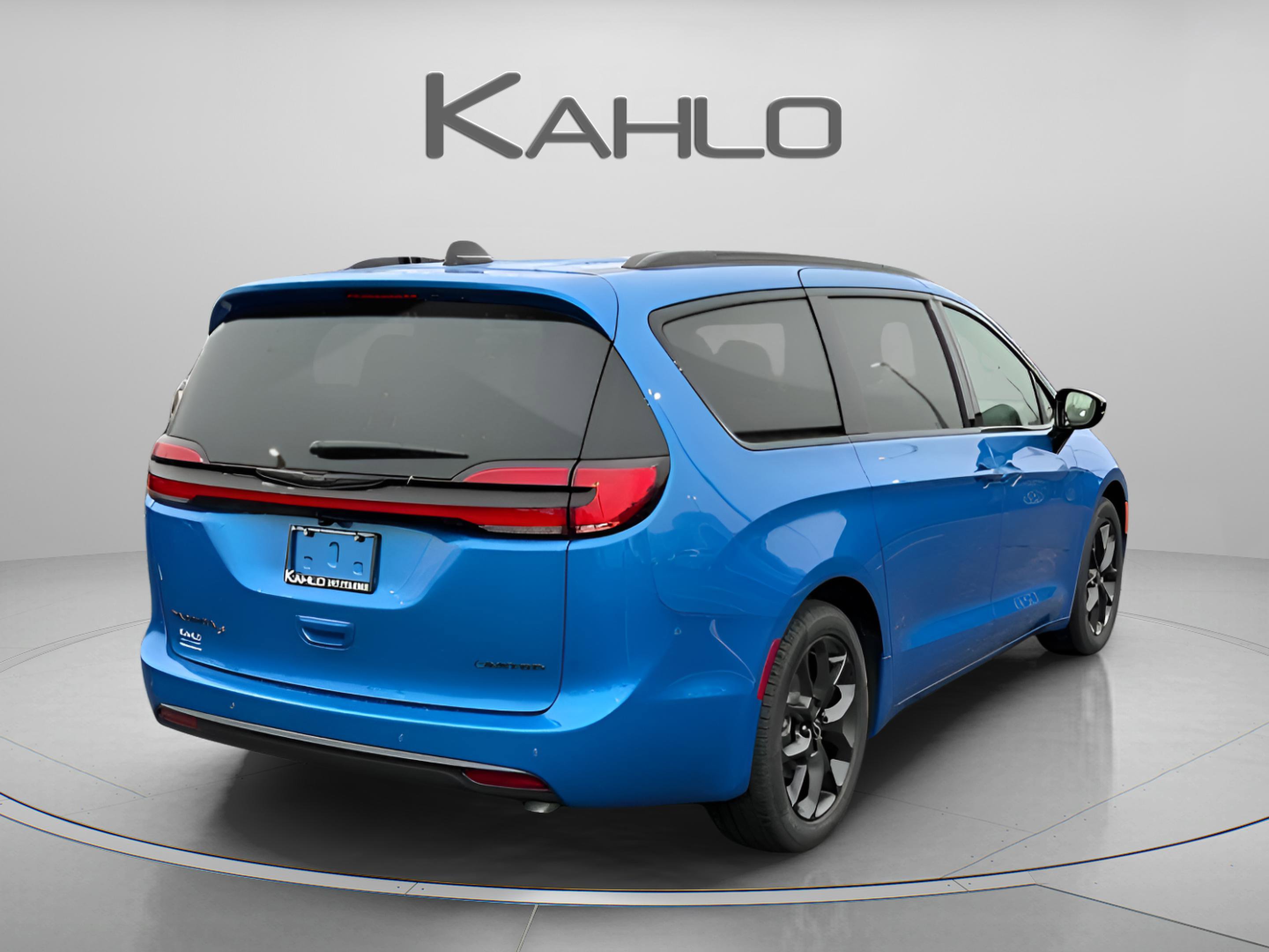 New 2026 Chrysler Pacifica Limited w/ S Appearance Package image 3