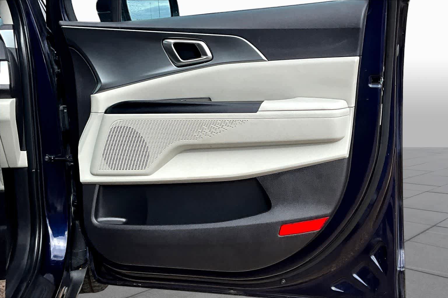 Used 2024 Kia Carnival LX FWD image 22