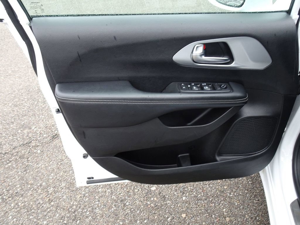 Used 2019 Chrysler Pacifica Touring Plus w/ S Appearance Package FWD image 8