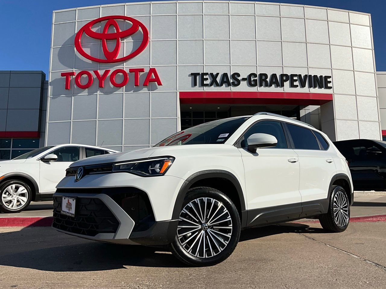 Used 2025 Volkswagen Taos SE FWD image 2