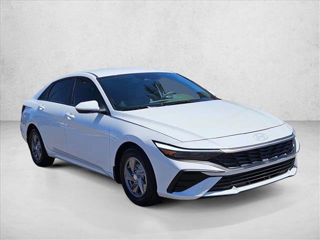 Used 2025 Hyundai Elantra SE FWD image 3