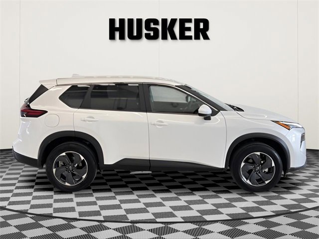 Used 2025 Nissan Rogue SV image 2