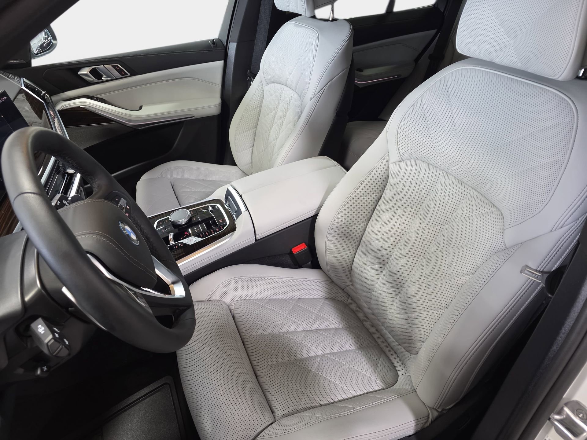 Used 2026 BMW X5 xDrive50e w/ Climate Comfort Package image 15