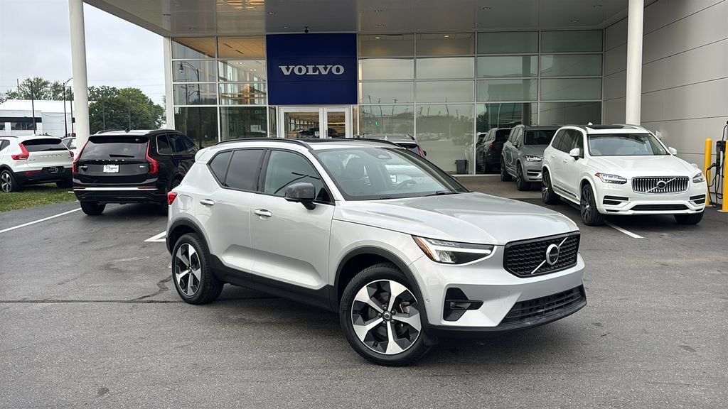 Certified 2025 Volvo XC40 B5 Plus AWD/4WD image 2