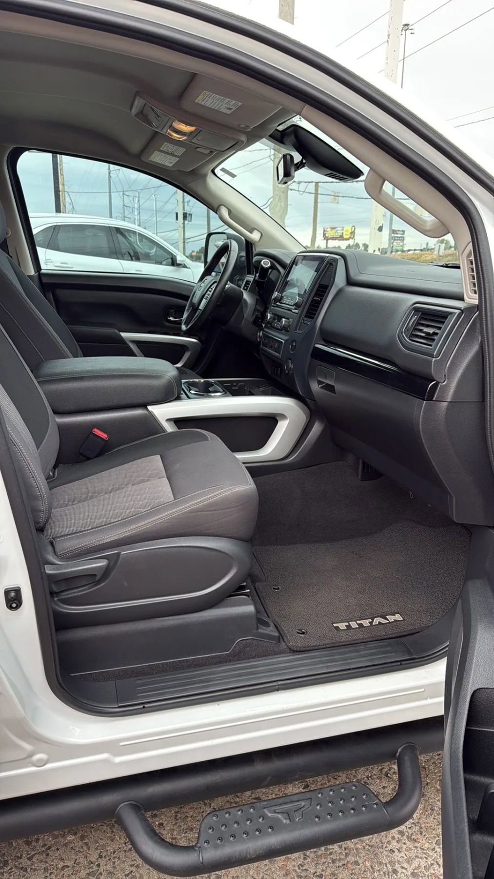 Used 2024 Nissan Titan SV w/ SV Convenience Package image 6