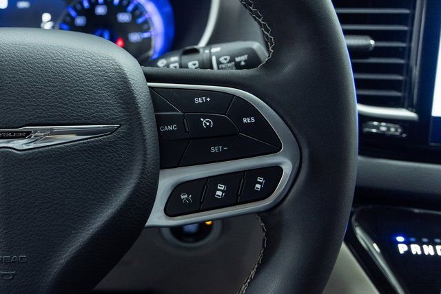 Used 2024 Chrysler Pacifica Touring-L image 15