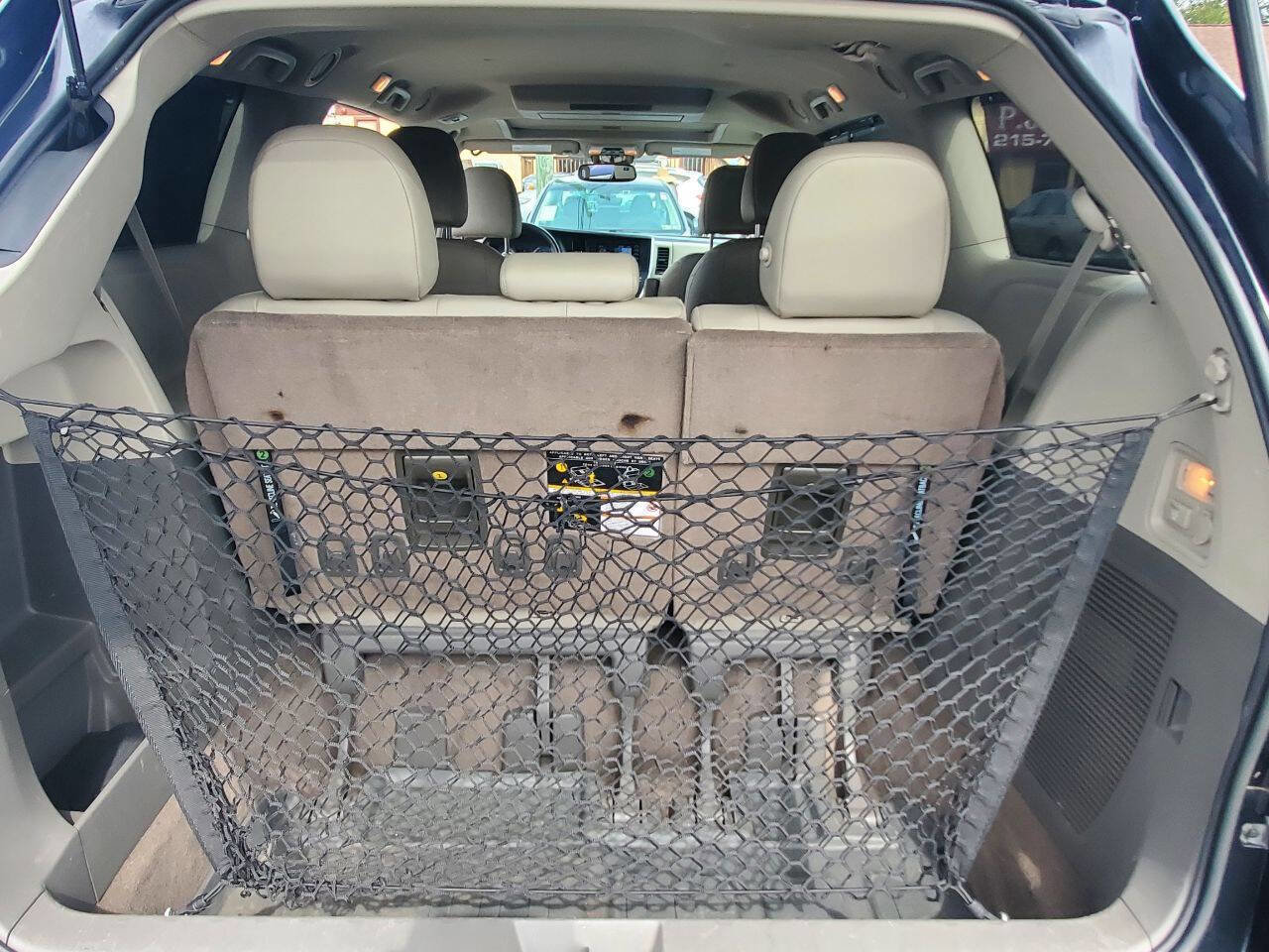 Used 2018 Toyota Sienna XLE Premium w/ Carpet Mat Package image 10