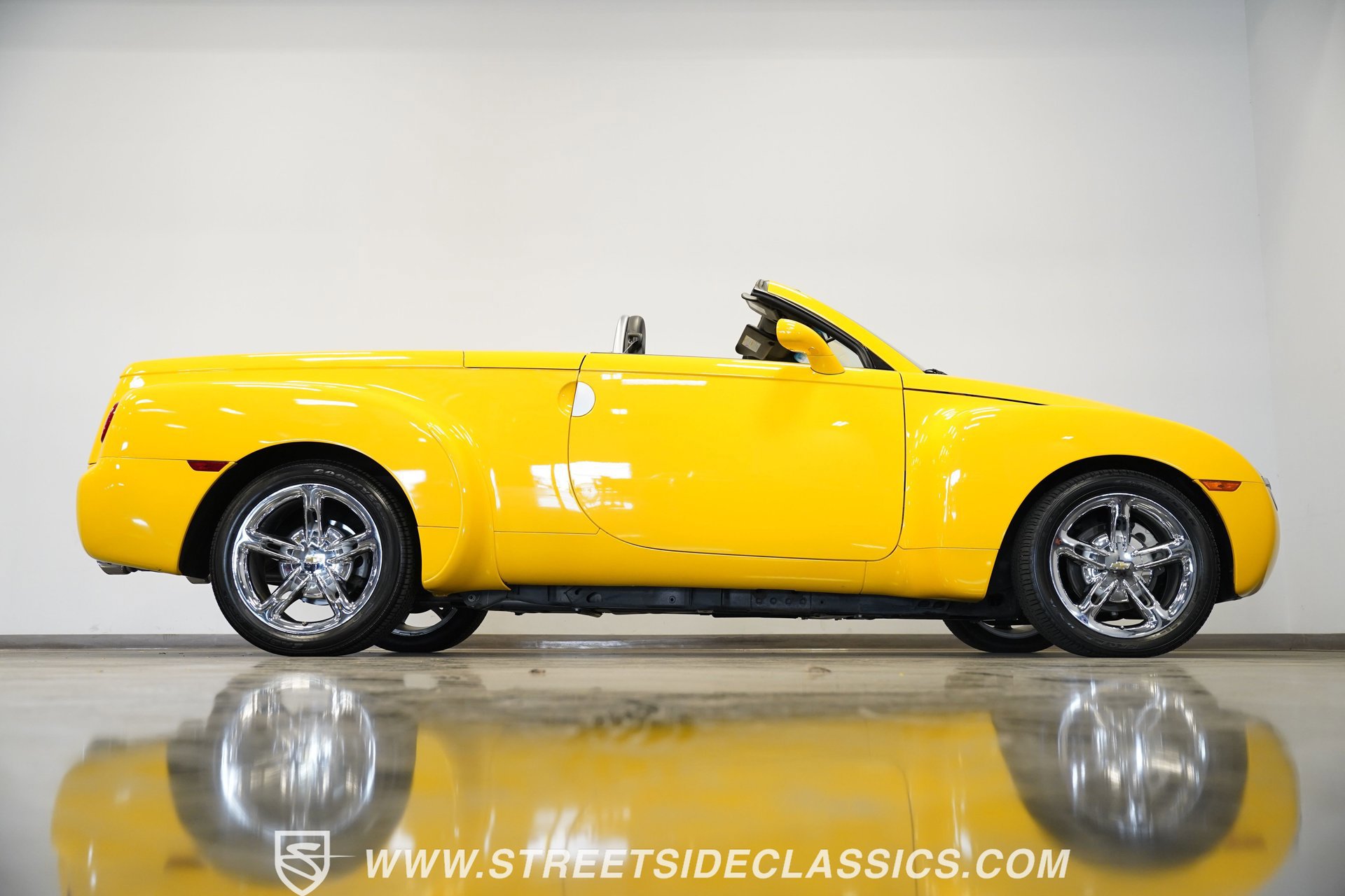 Used 2005 Chevrolet SSR w/ Preferred Equipment Group image 19