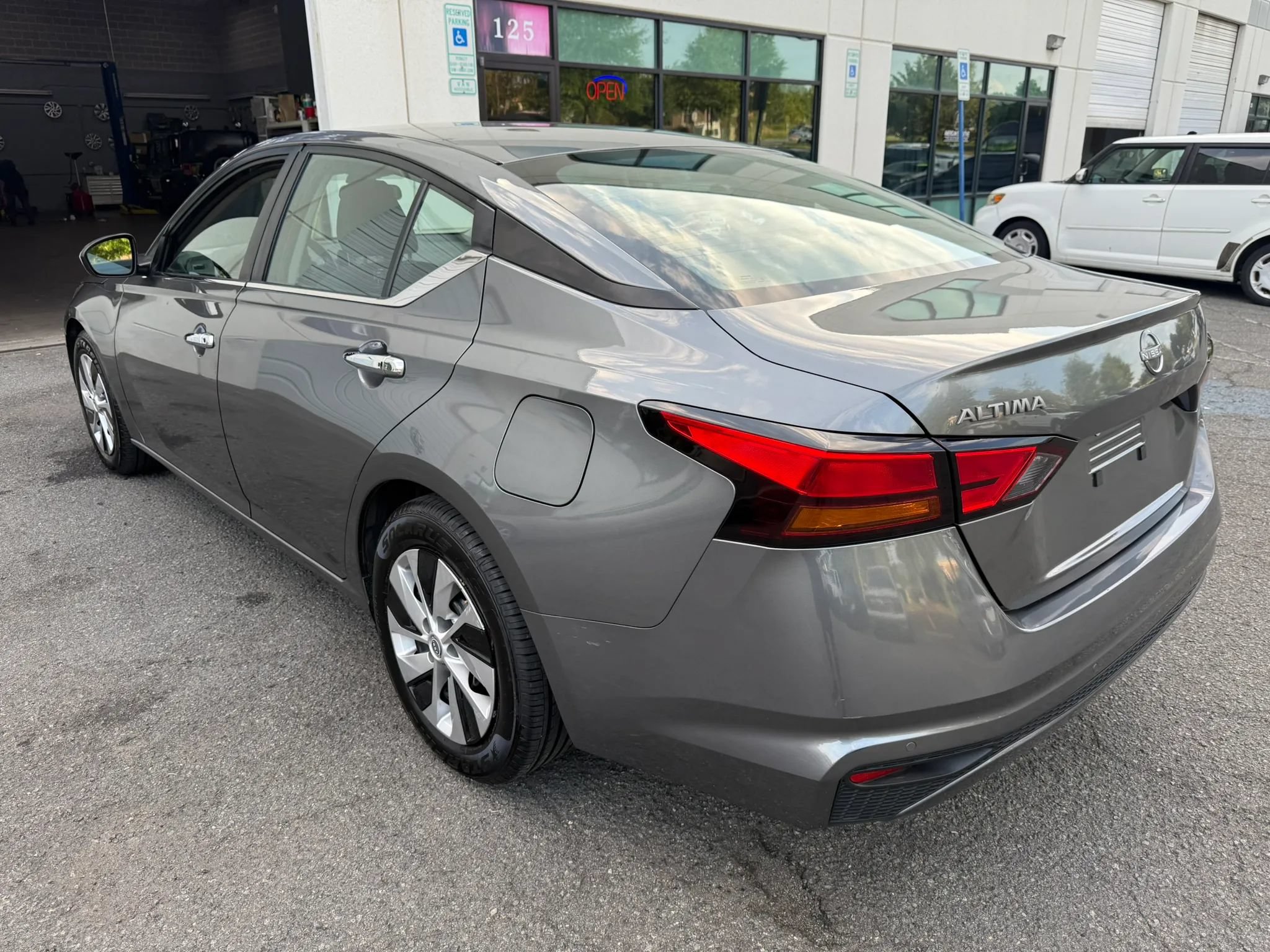 Used 2023 Nissan Altima 2.5 S FWD image 14