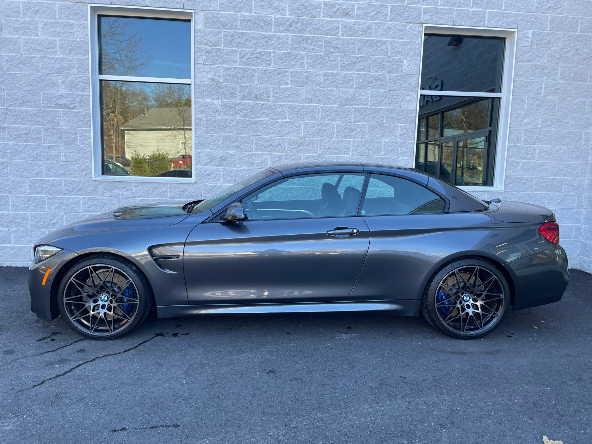 Used 2018 BMW M4 Convertible RWD image 3