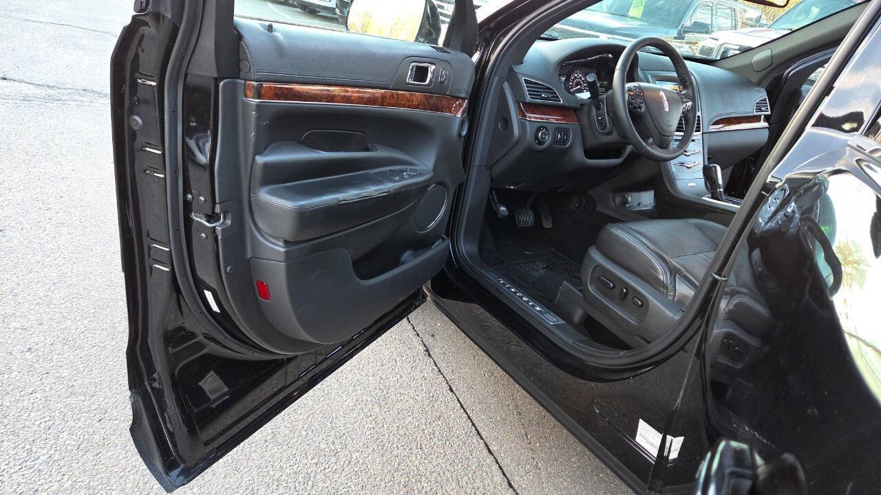 Used 2019 Lincoln MKT AWD image 24