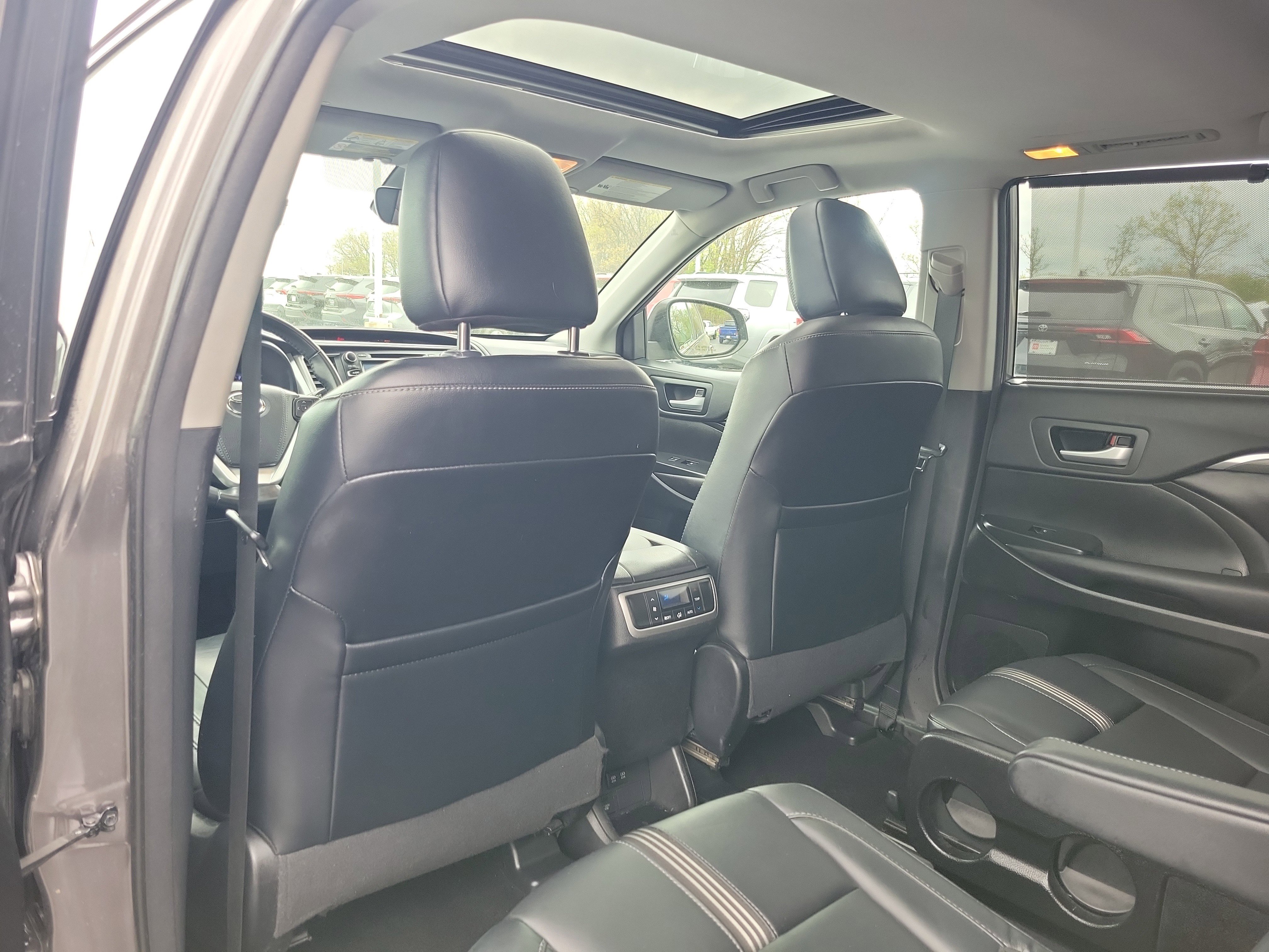 Certified 2018 Toyota Highlander SE AWD/4WD image 11