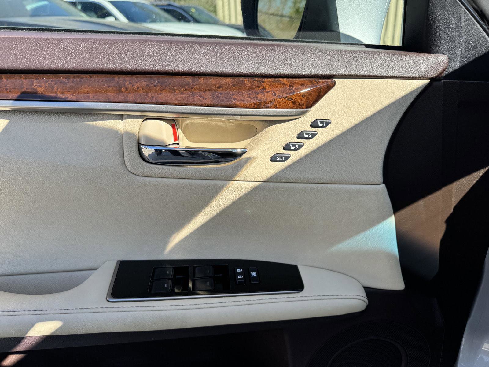 Used 2018 Lexus ES 350 w/ Luxury Package w/Wood Trim image 6