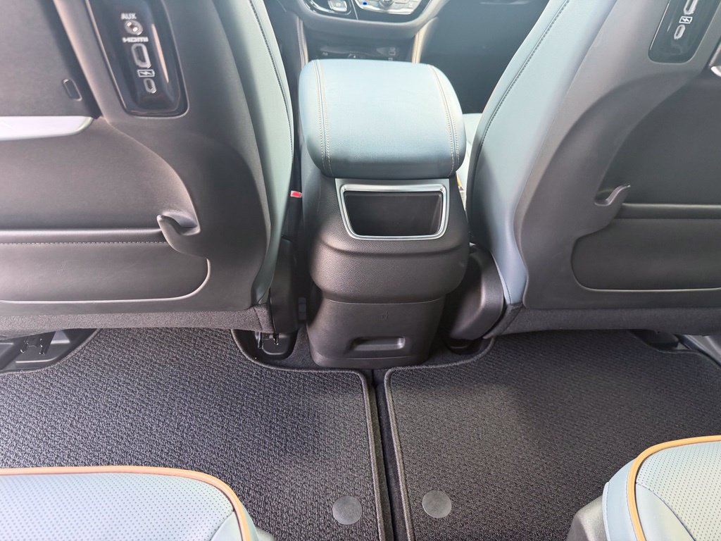 New 2027 Chrysler Pacifica Pinnacle w/ Theater Group FWD image 30