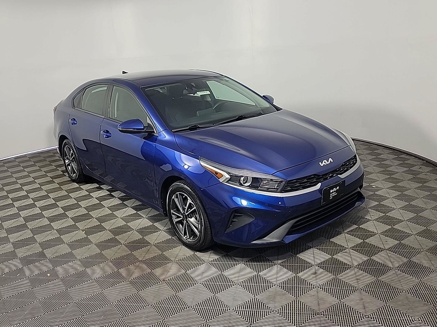 Used 2022 Kia Forte LXS w/ LXS Technology Package FWD image 2