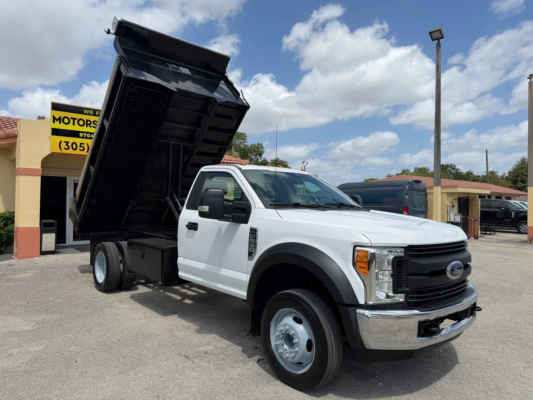 Used 2017 Ford F550 2WD Regular Cab Super Duty image 7