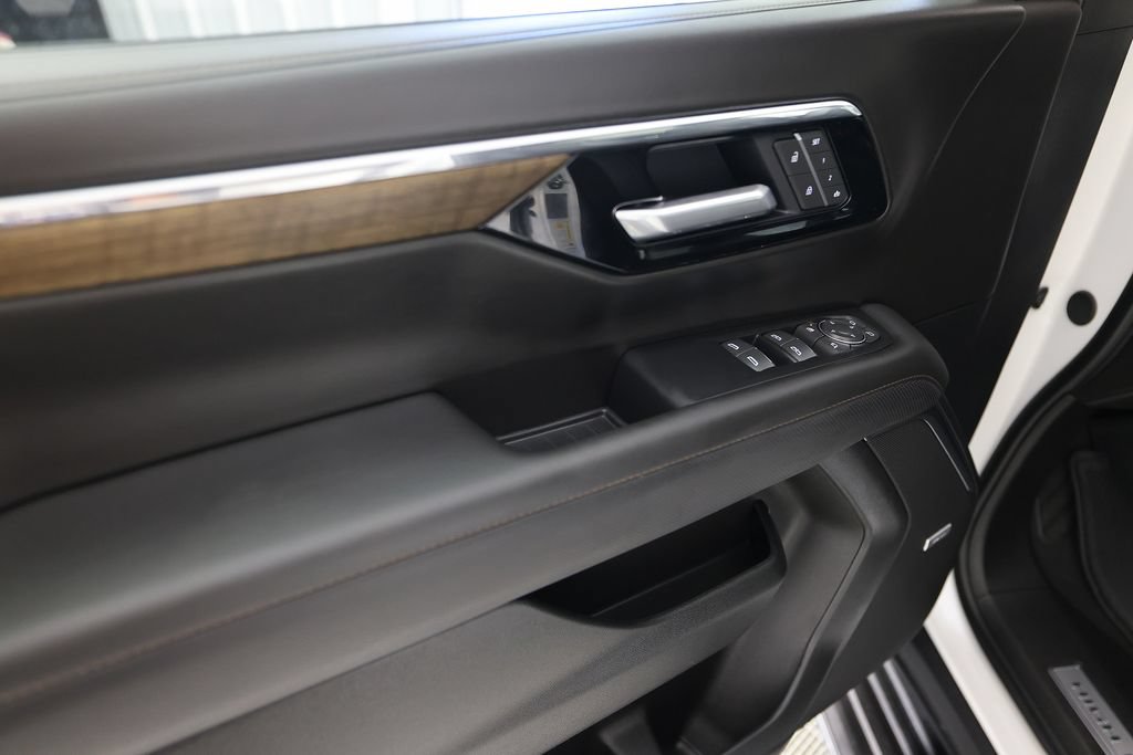 Used 2025 Chevrolet Tahoe High Country AWD/4WD image 17