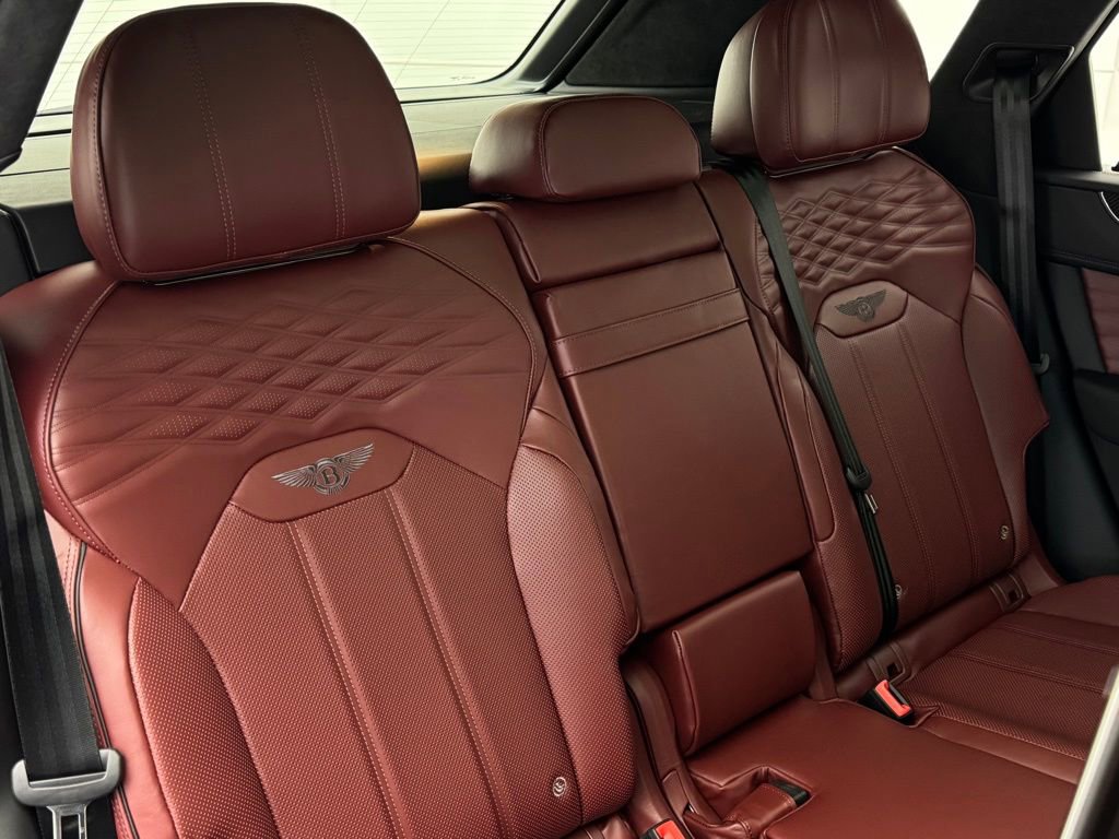Used 2025 Bentley Bentayga image 35