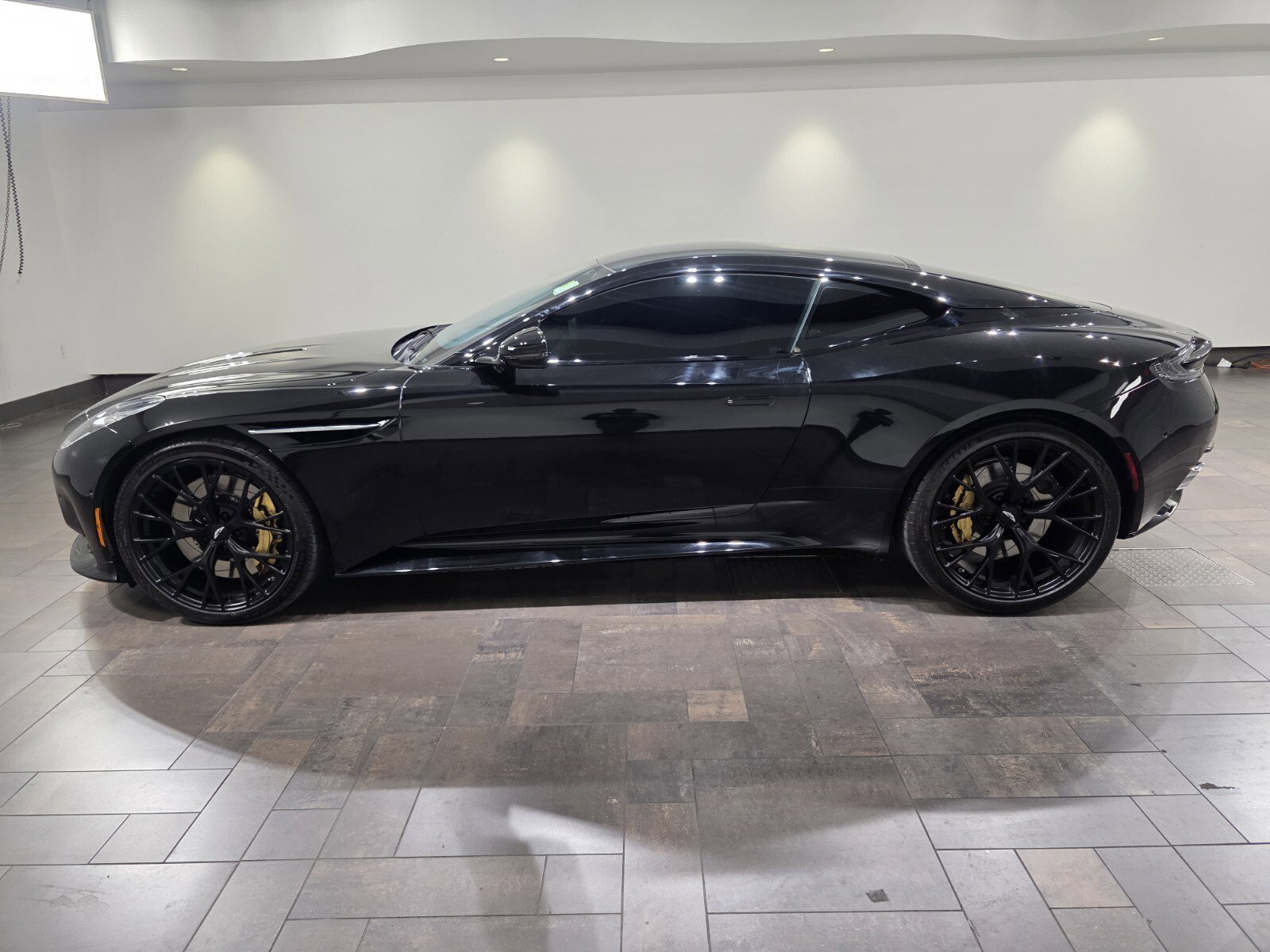 Used 2025 Aston Martin DB12 Coupe image 24