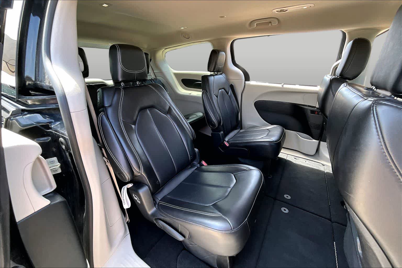 Used 2023 Chrysler Pacifica Touring-L FWD image 19
