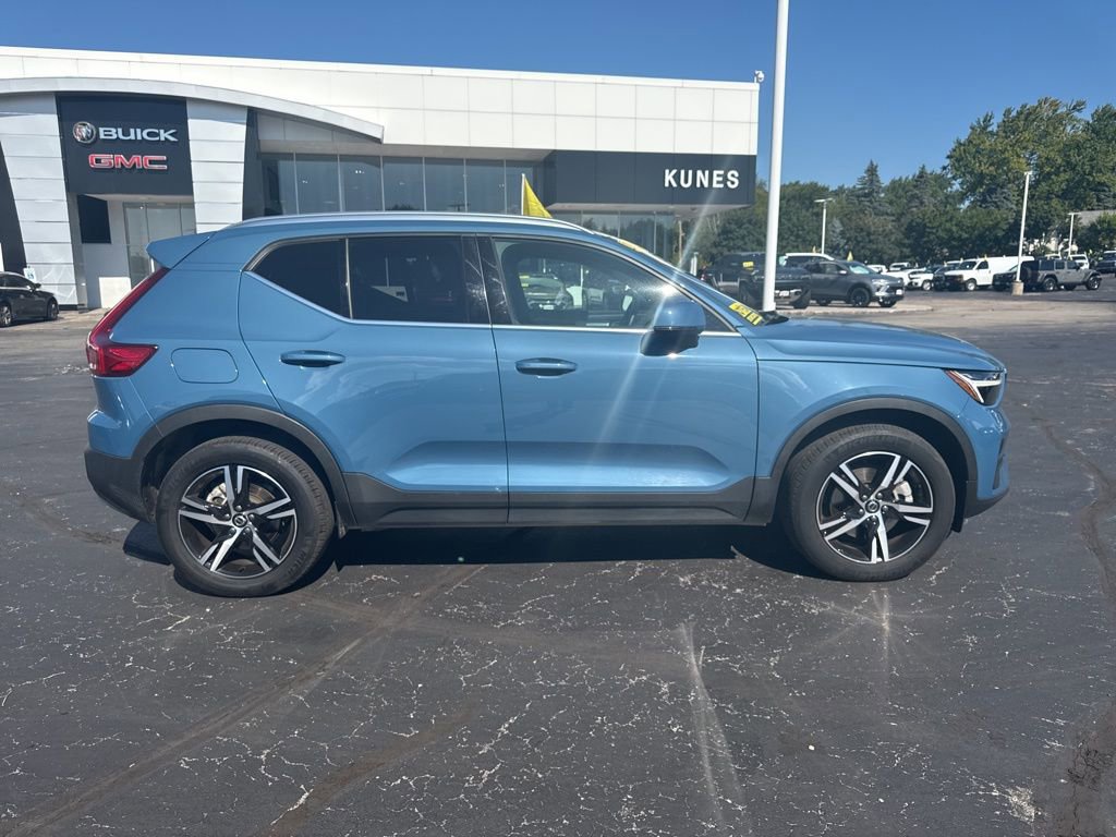 Used 2024 Volvo XC40 B5 Core image 2